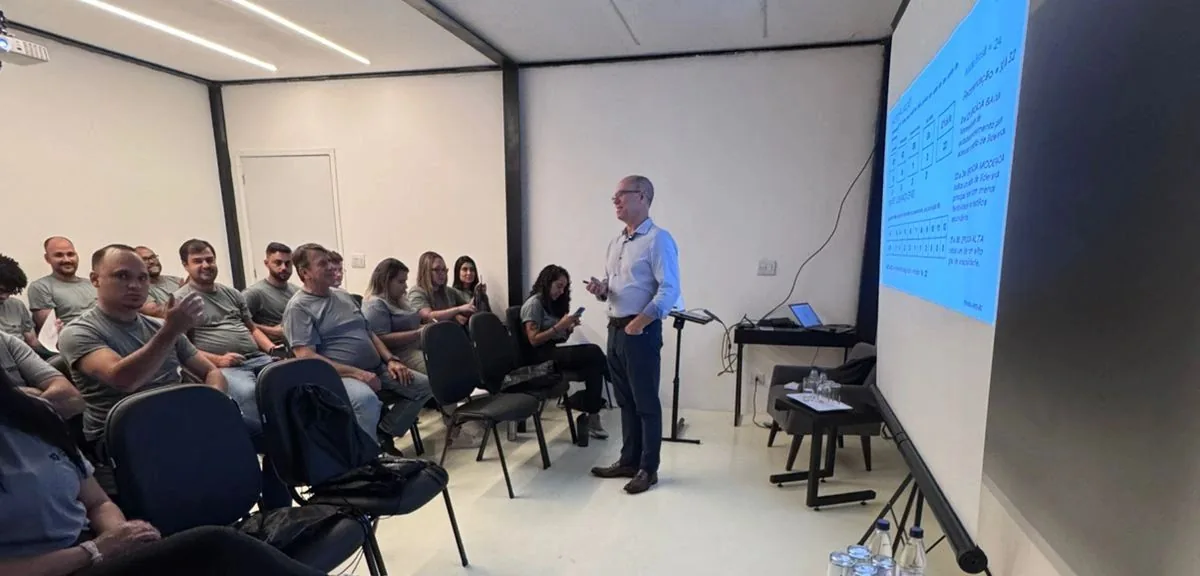 Ramiro Novak Filho em pé conduzindo um encontro para uma turma sentada
